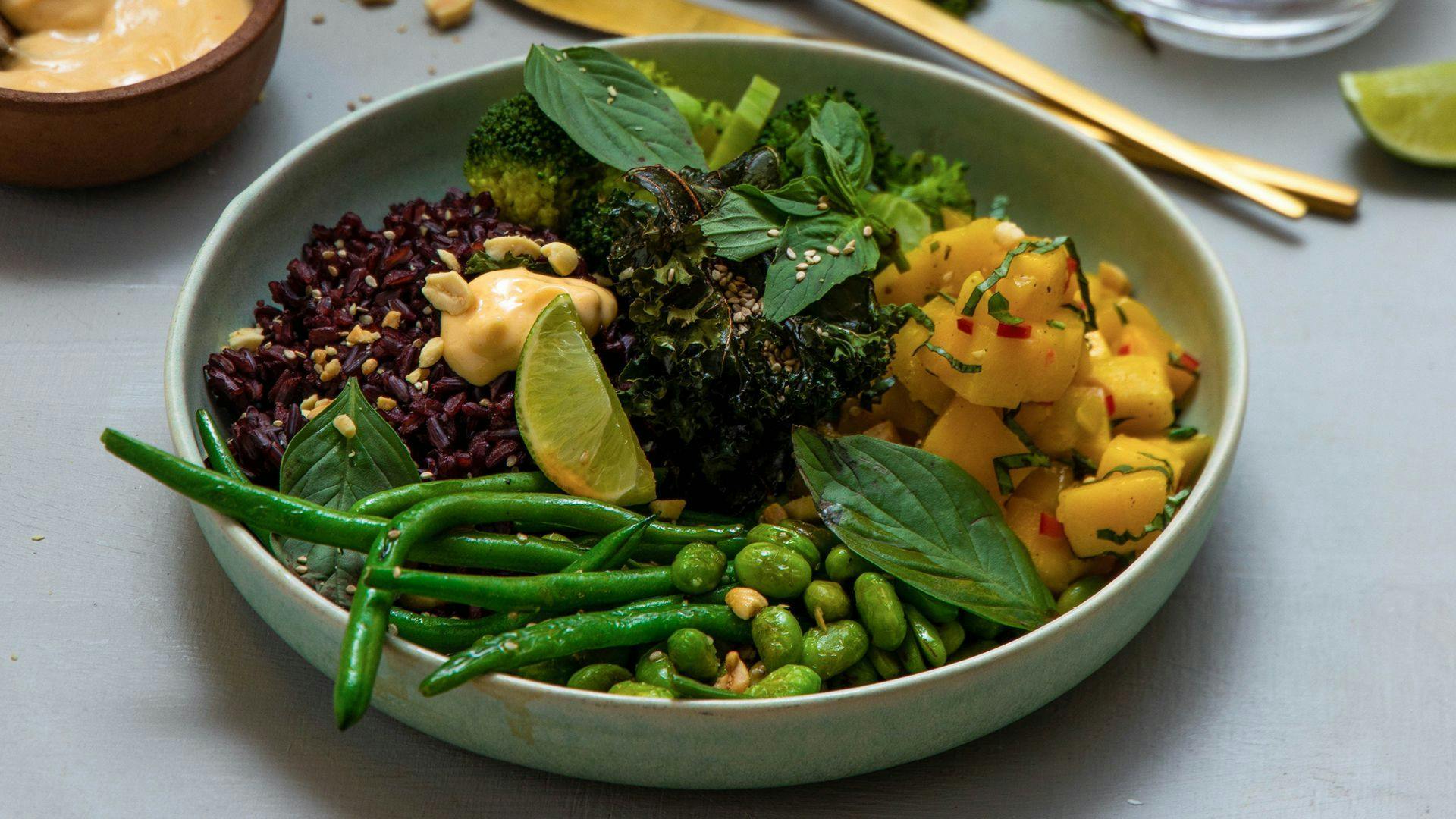 Vegetarisk bowl med grønnkålchips, mangossalat og chilimajones