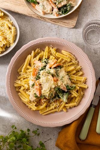 Kyllingfilet og kremet pasta med grønnkål, gulrot og Grande Premium