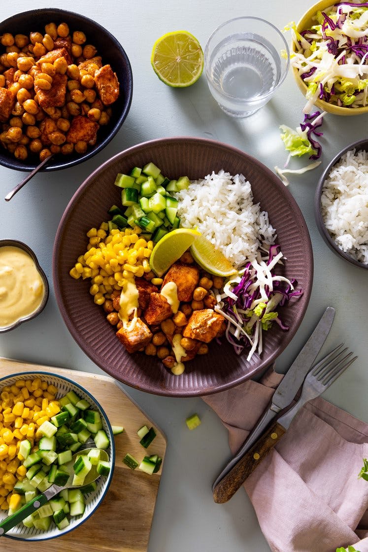 Ricebowl med krydret laks, kikerter og curry- og mangodressing