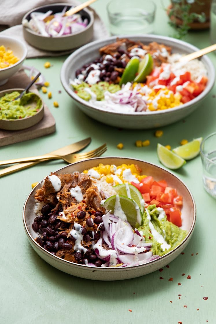 Meksikansk bowl med pulled pork, bønner og avokadohummus