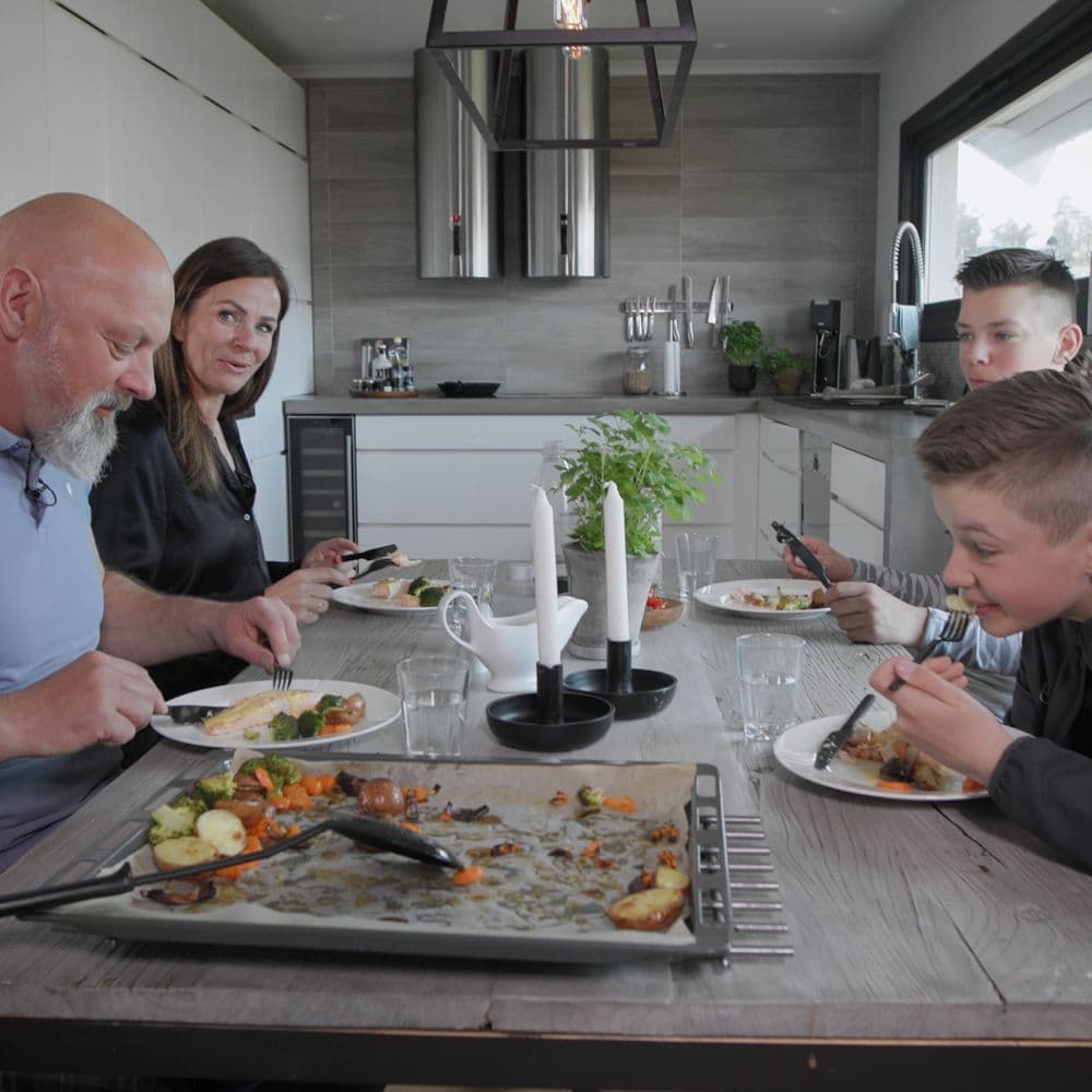 Barnefamilie som spiser middag
