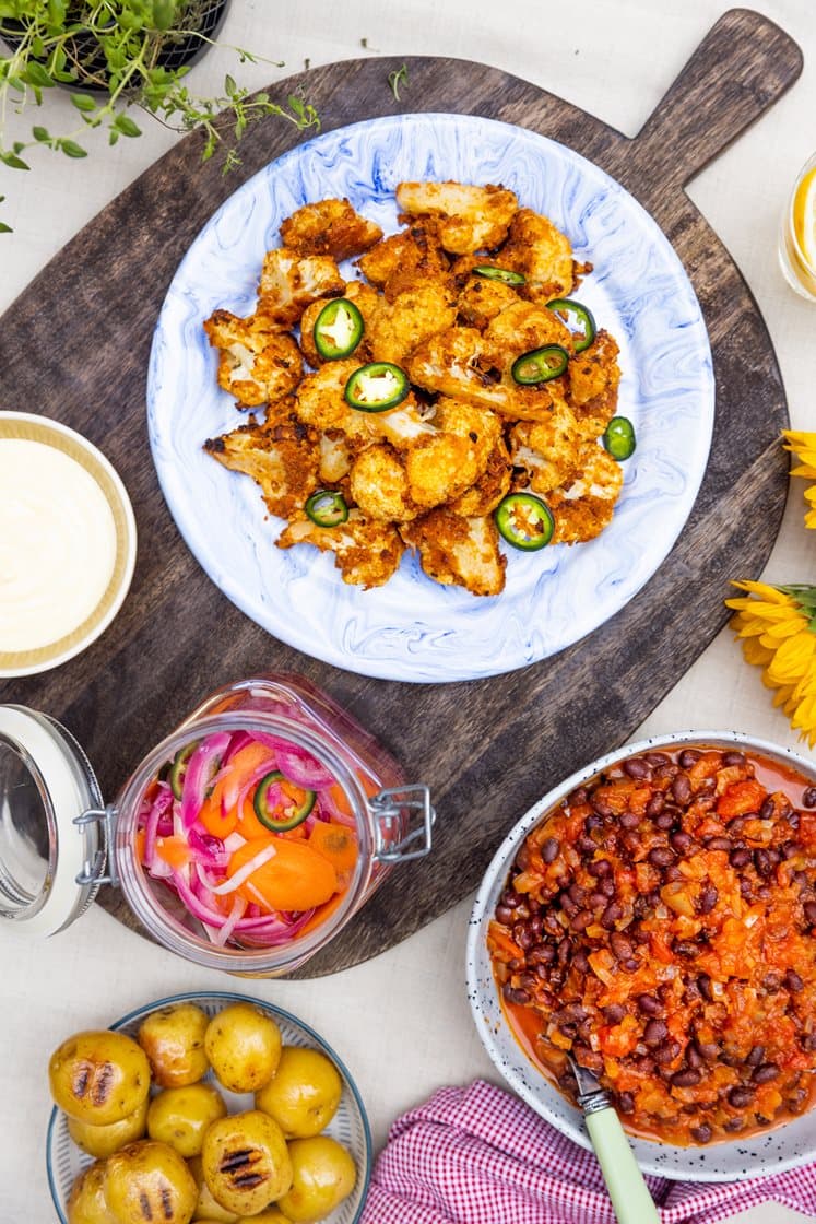 Blomkålwings med bønnestuing, syltede grønnsaker og aioli