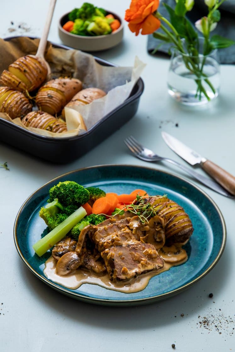 Mørkokt svinebog i soppsaus, og hasselbackpoteter med timian