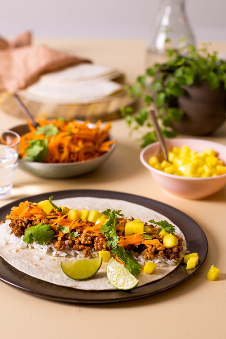 Vietnamesisk burrito med svinedeig, koriander- og gulrotsalat og jasminris