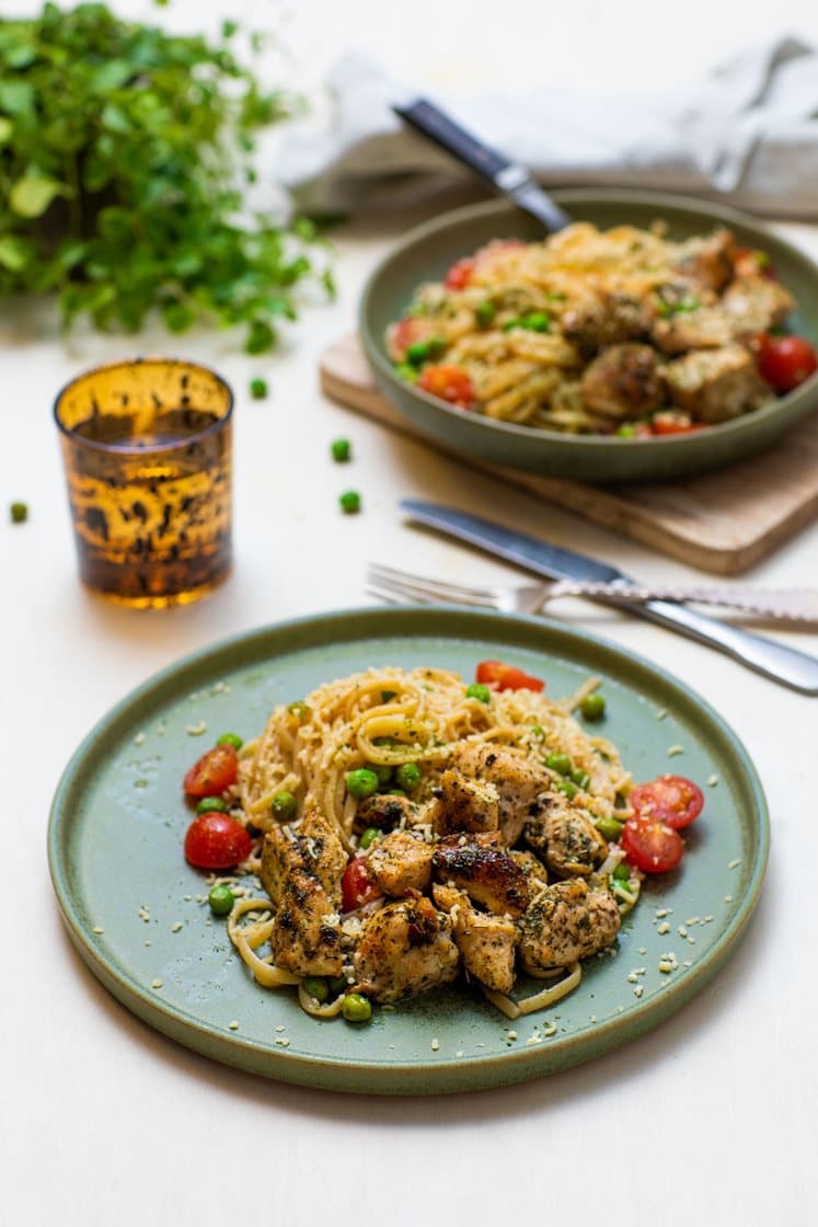 Pasta med urtestekt kylling, grønne erter og cherrytomater