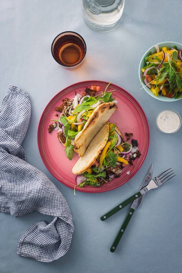 Lune piadinabrød fylt med plantechunks, friske grønnsaker og urtedressing