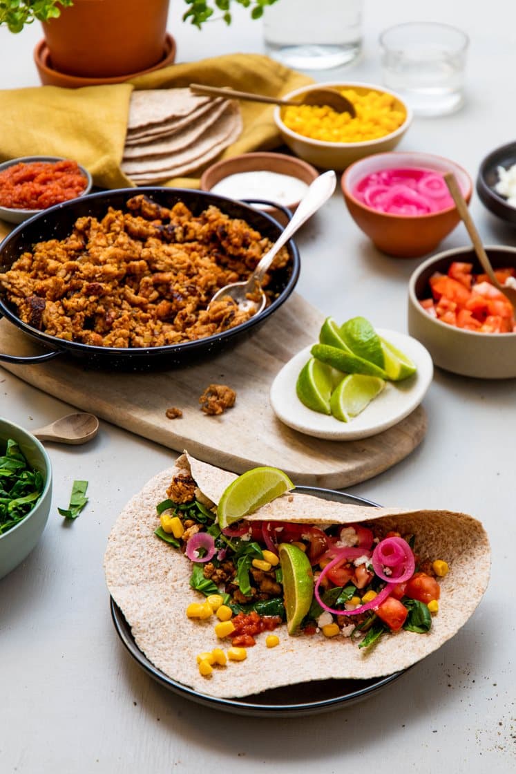 Kyllingtaco med chipotle, fullkornstortilla, syltet rødløk og urtedressing