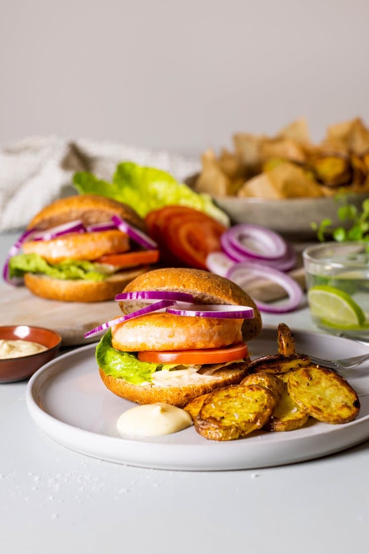 Lakseburger med aioli, hjertesalat og potetskiver