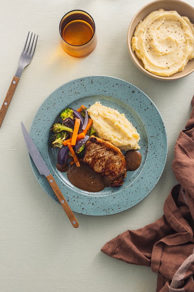 Svinebiff i peppersaus med potetmos og honningglaserte grønnsaker