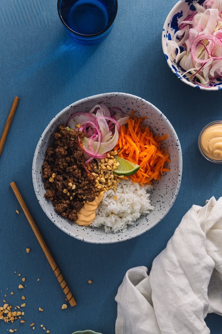 Rice bowl med kvernet storfe, yakinikusaus, hurtigsyltet fennikel og chilimajones
