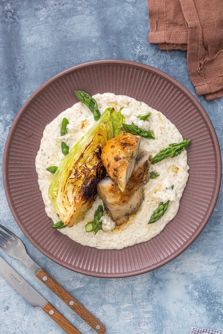 Estragonmarinert kylling med pannestekt spisskål og kremet aspargesrisotto med crème fraîche