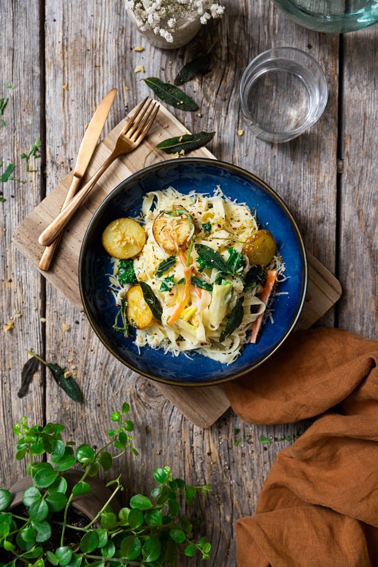 Pizzoccheri – tagliatelle i kremet ostesaus med salviepoteter og savoykål