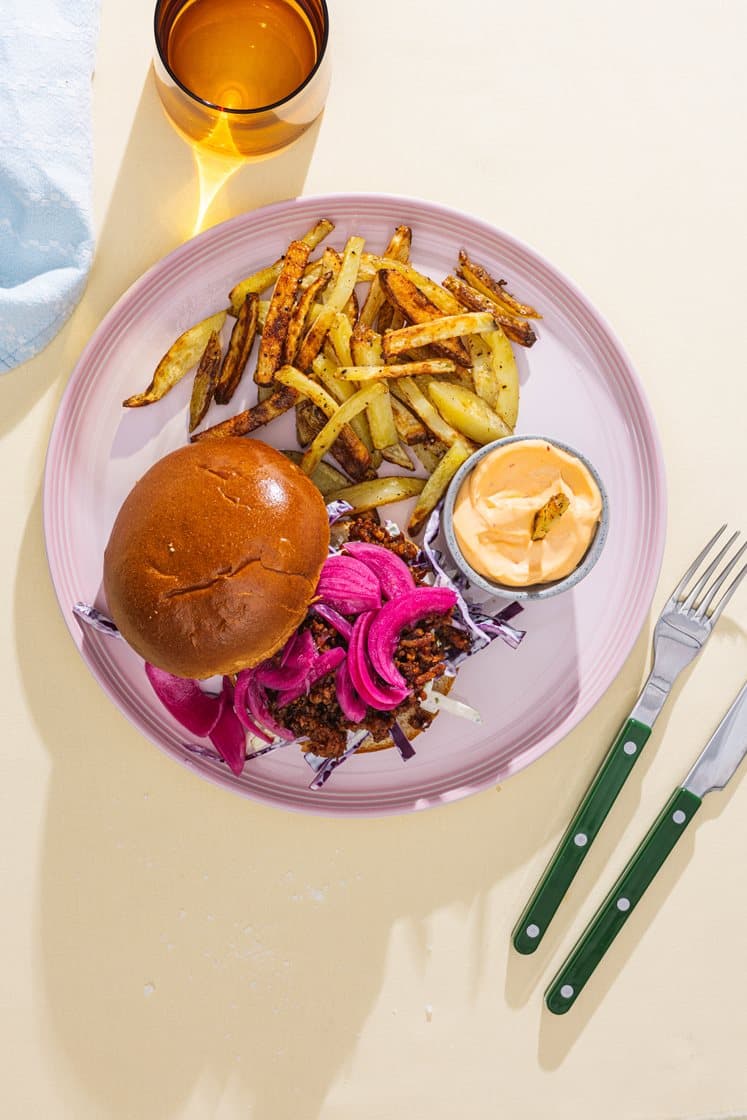 Vegetar sloppy-burger med eple- og rødkålslaw, syltet rødløk, potetfries og chilimajones