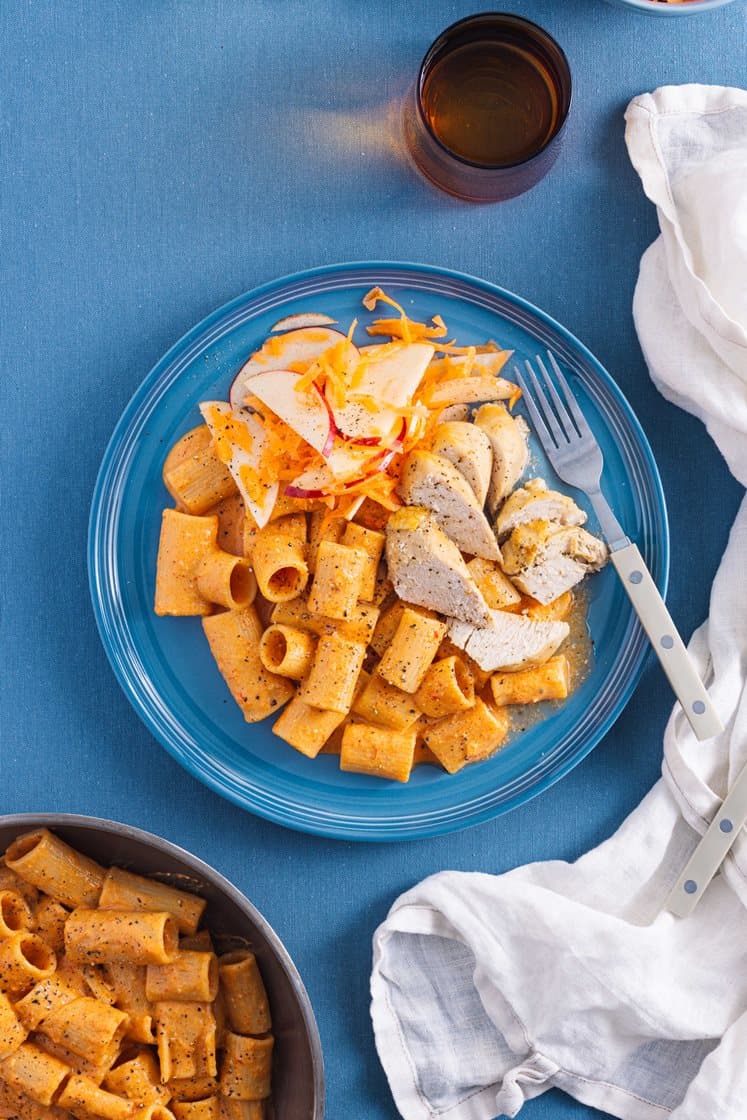 Krydret kylling med pasta, bakt paprikakrem og råkost 