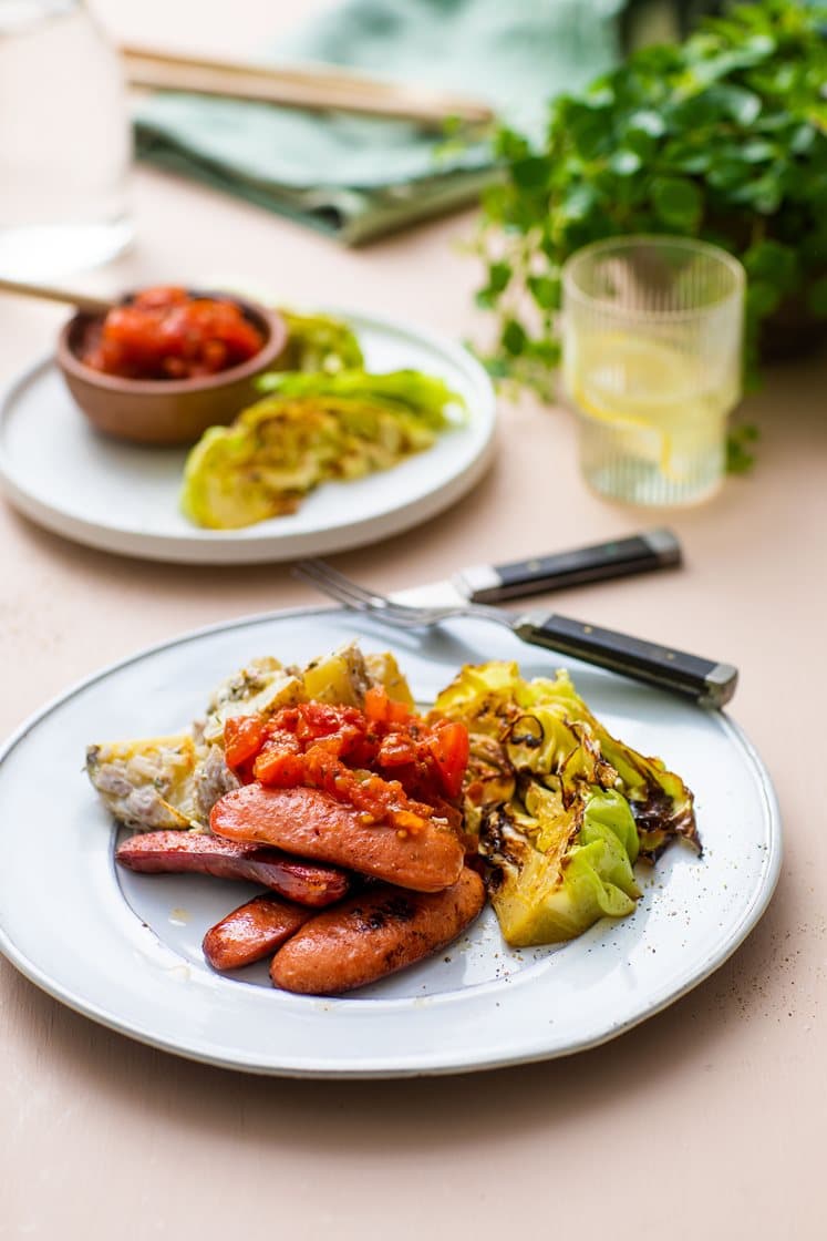 Magre pølser med pannestekt spisskål, lettkremet potetsalat og tomatsalsa 