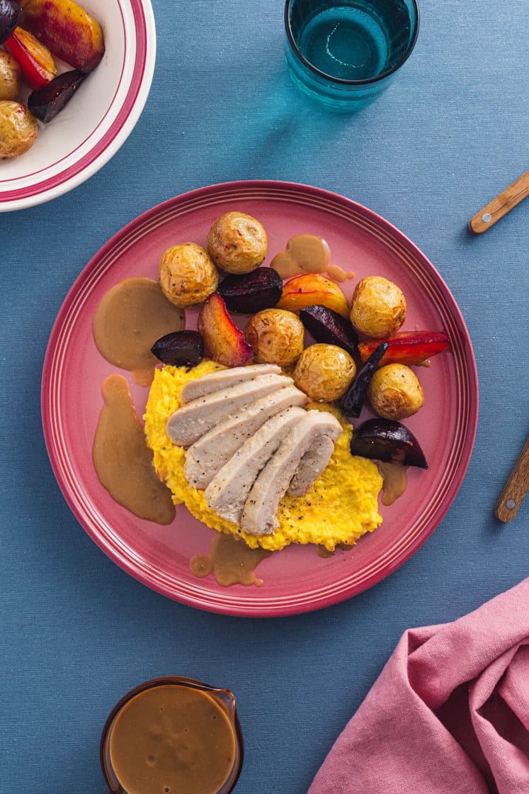 Kyllingbryst med maiskrem, ovnsbakte beter og småpoteter, servert med soppsaus