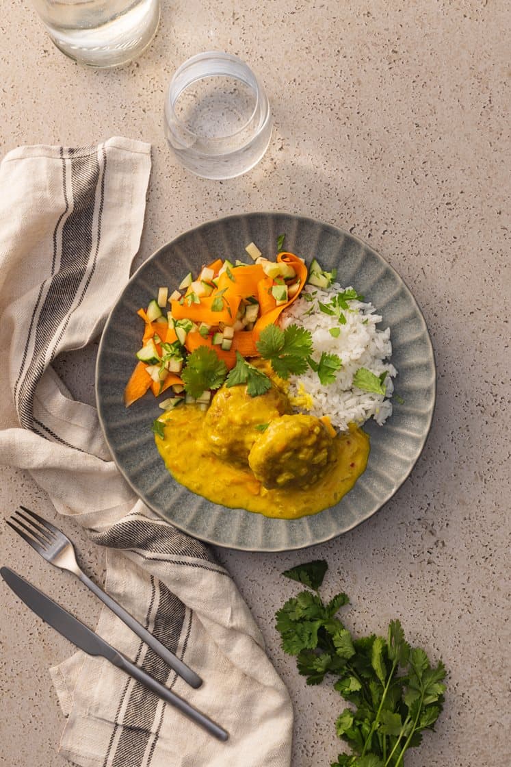 Kyllingkaker i kokos- og karrisaus, servert med jasminris, lettsyltede grønnsaker og koriander