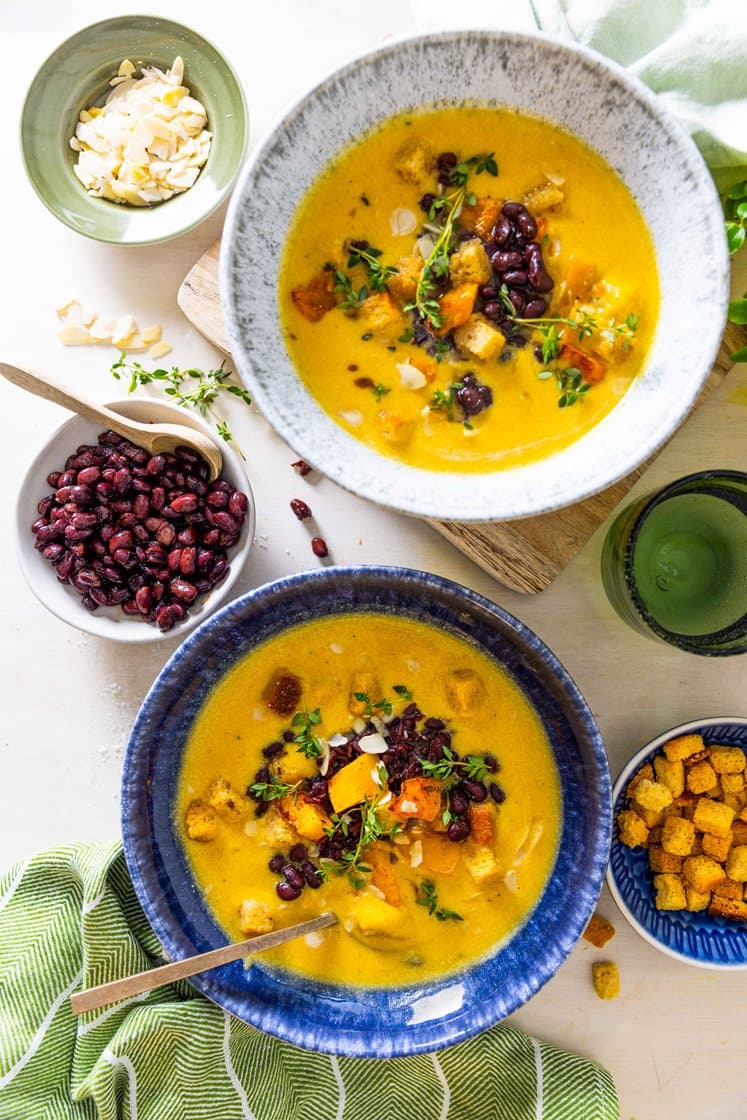 Gresskarsuppe med svart ris, bønner, timian og kjerneblanding