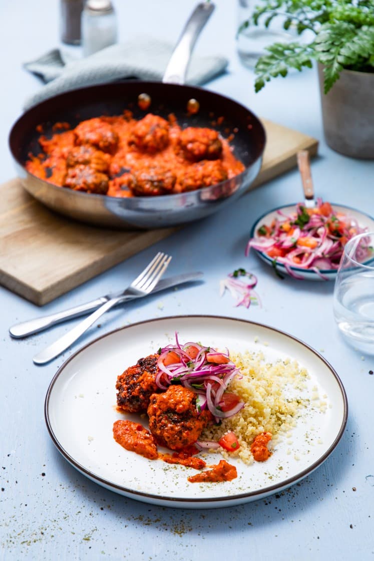 Tyrkisk køfte i ajvarsaus med bulgur og tomat- og løksalat