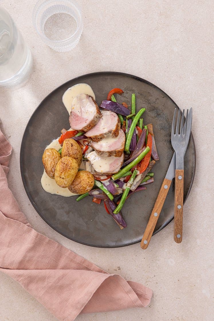 Svinefilet med ovnsbakte poteter, smørstekte grønnsaker og sitrussaus