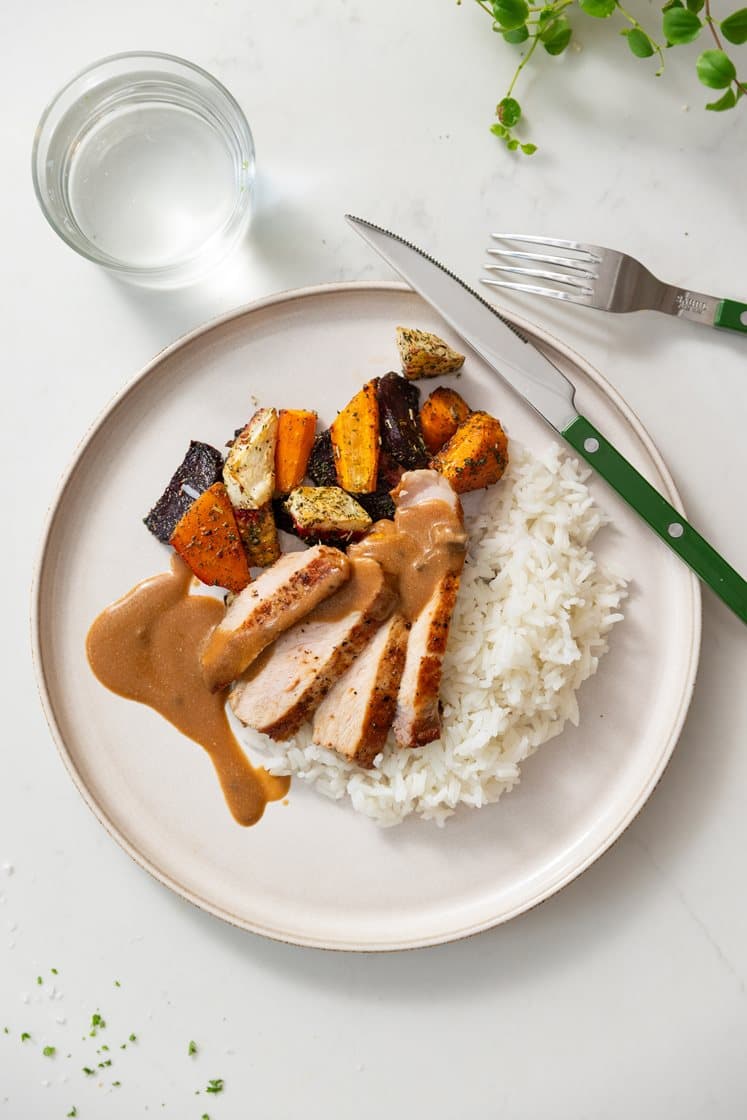 Svinefilet med urtestekte rotgrønnsaker, ris og soppsaus