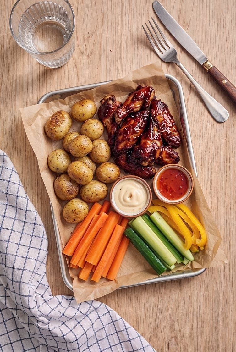 Kyllingvinger i barbequesaus med småpoteter, friske grønnsaker, aioli og søt chilisaus