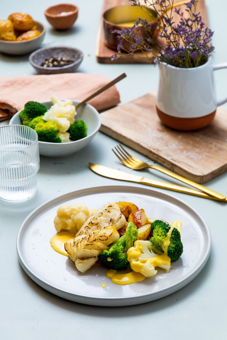 Pannestekt lyr med ovnsbakte poteter og smørsaus