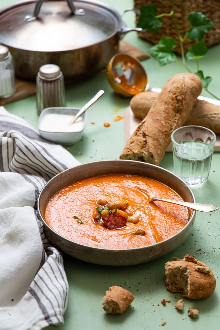 Spicy søtpotetsuppe med pepperonipølse og vårløk