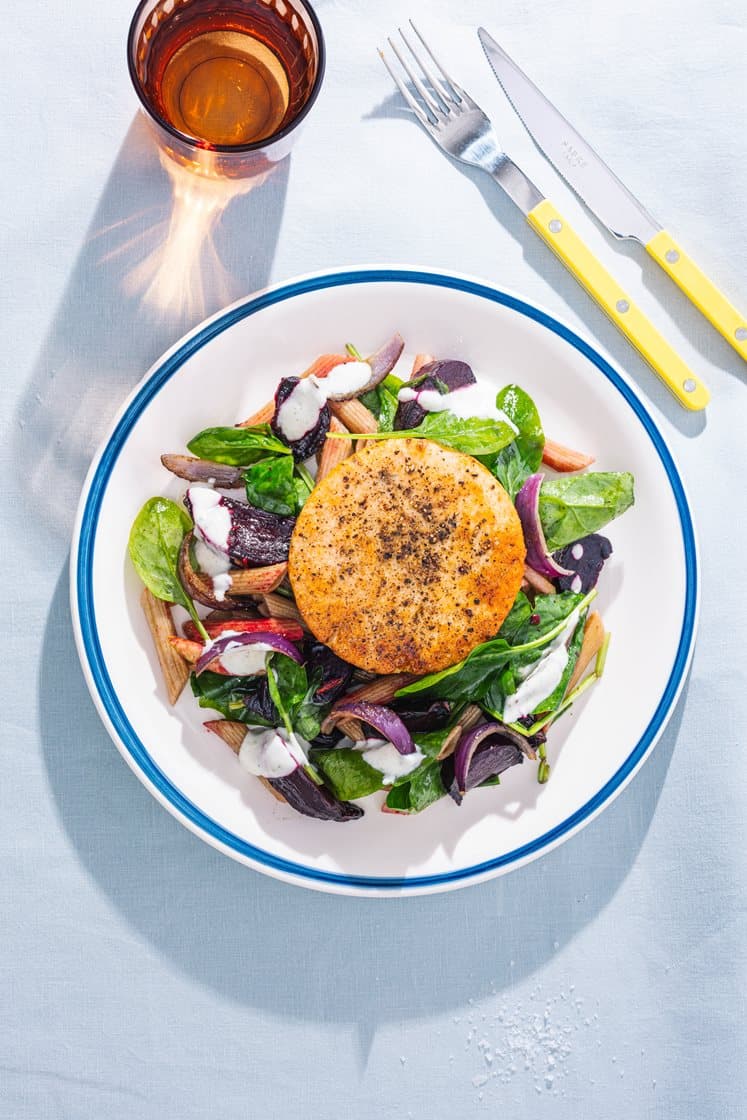 Laksekarbonader med lun pastasalat, bakte rødbeter og yoghurtdressing
