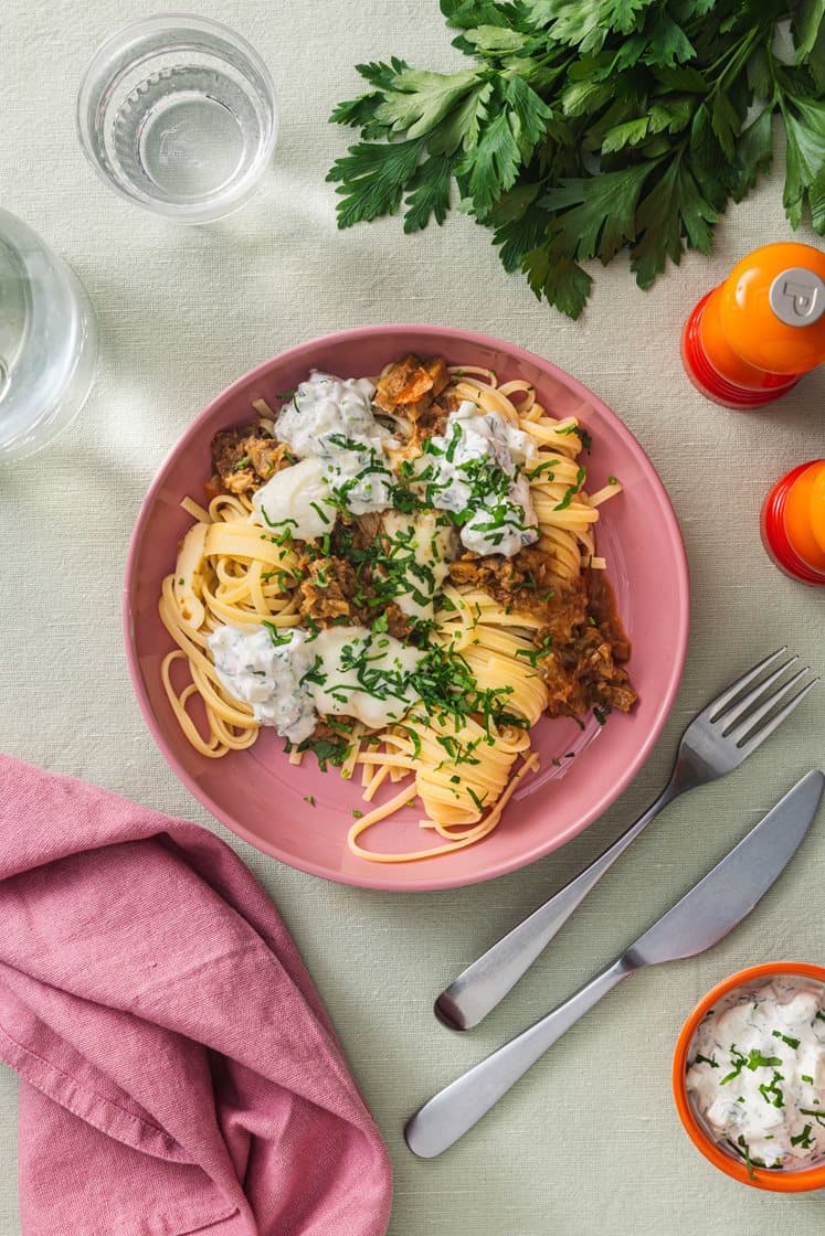 Pasta og plantebaserte chunks i tomatsaus med frisk mozzarella