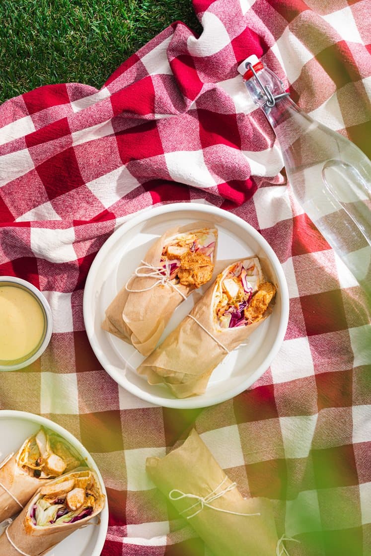 Wraps med kylling i indisk saus, servert med kålsalat og curry- og mangodressing