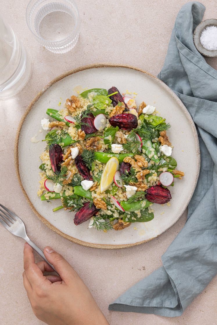 Bulgursalat med bakt rødbet og sukkererter servert med chevre og frisk sennepsvinaigrette