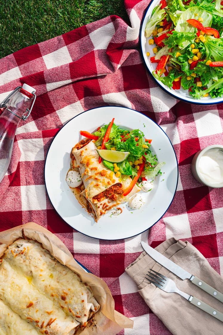 Gratinerte burritoer fylt med ferdiglaget chili con carne, med salat og rømme