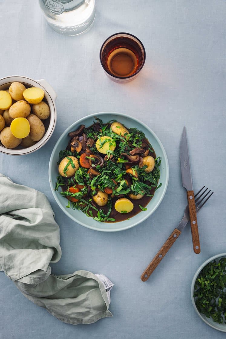 Storfegryte med rødvinssaus, kokte poteter, grønnkål og sopp