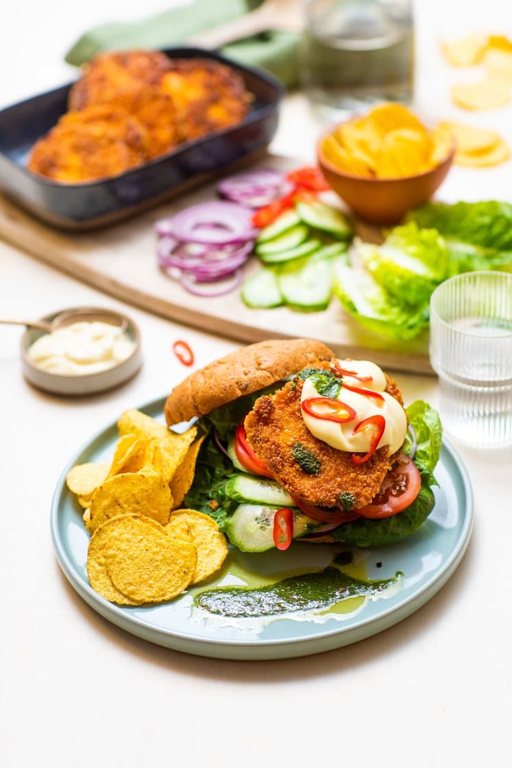 Vegetarisk søtpotetburger med aioli og salsa verde