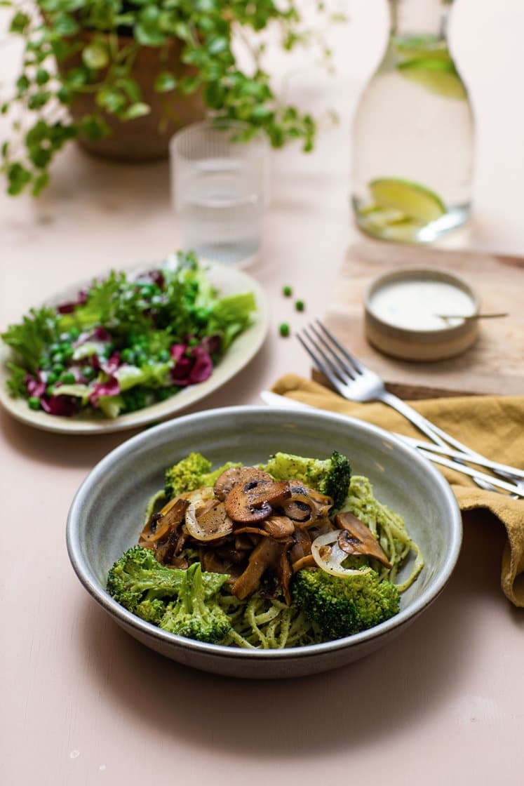 Linguine med pannestekt sopp, kjernepesto og grønn salat med erter