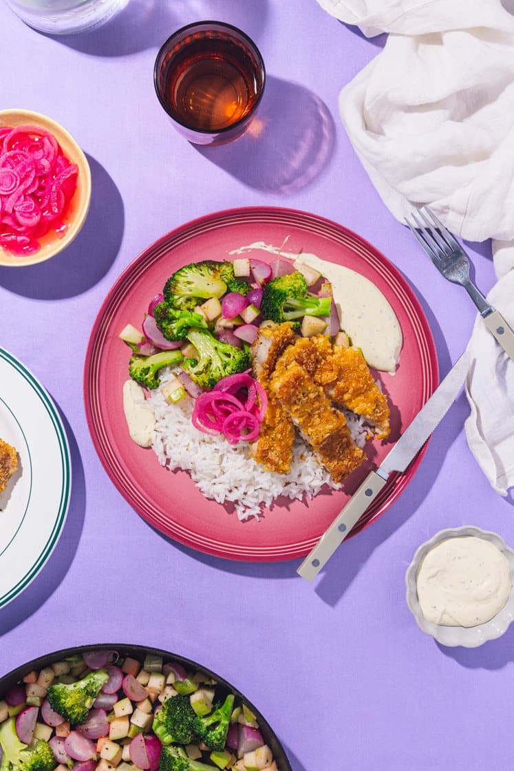 Panert kyllinglårfilet med stekte reddiker og brokkoli, syltet rødløk og estragonmajones