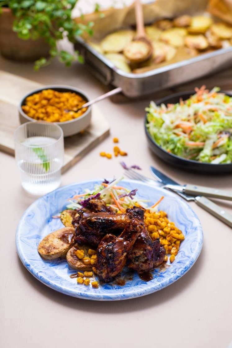 Konfiterte kyllingvinger med frisk eplecoleslaw og chilistekt mais