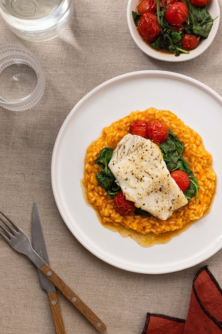 Smørstekt lyrfilet med tomatisert risotto, balsamicobakte cherrytomater og spinat