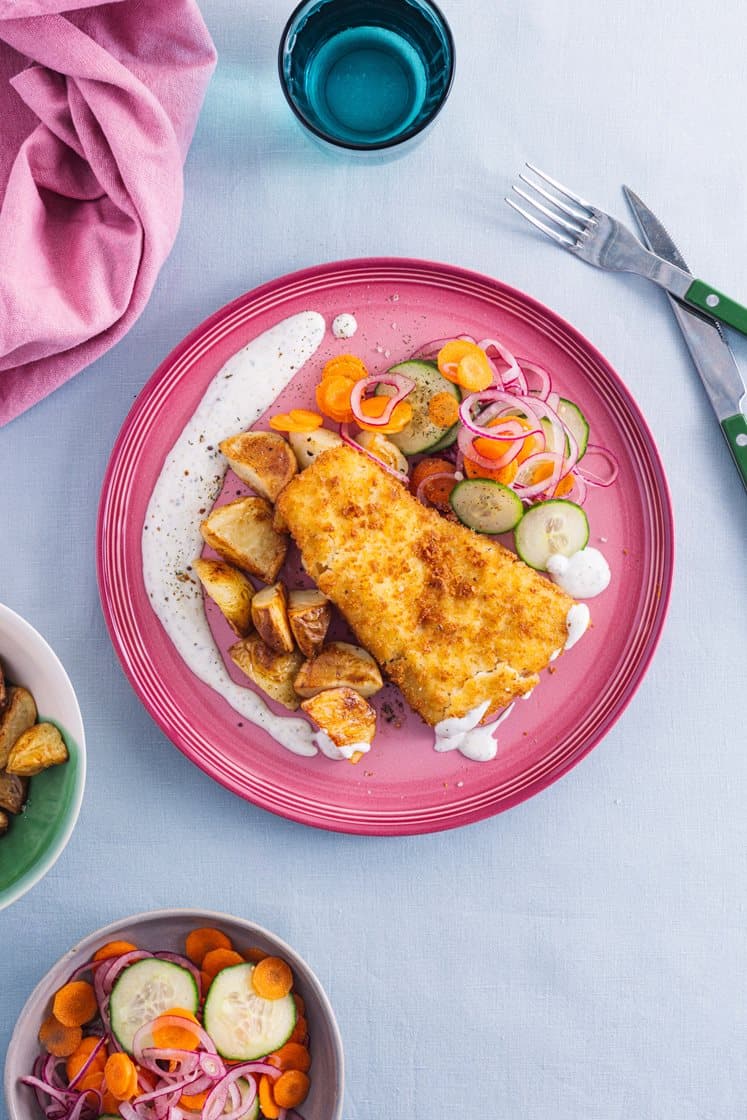 Panert lysing med ovnsbakte potetchunks, syltede grønnsaker og sennep- og dilldressing