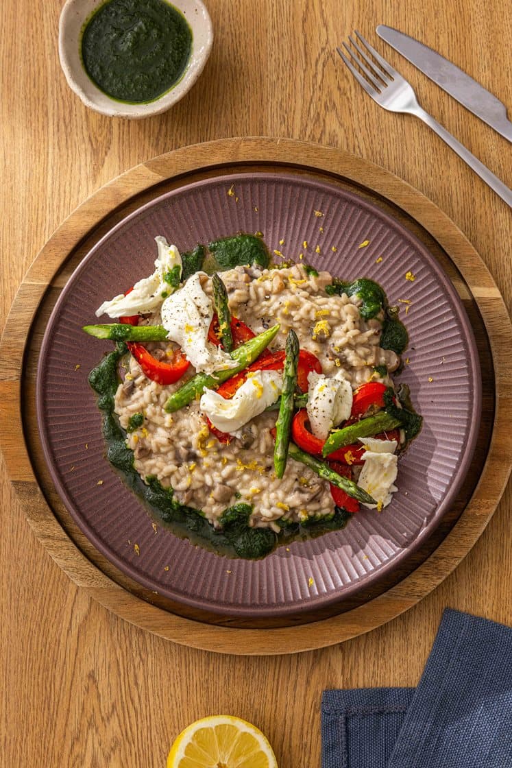 Sopprisotto med grønne asparges og paprika, hvitløksolje og fersk mozzarella 