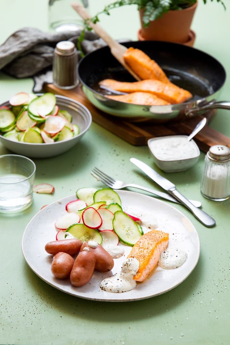 Pannestekt laks med agurksalat, poteter og rømmedressing