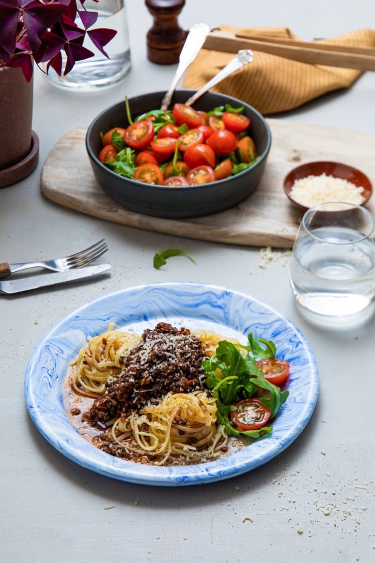 Linsebolognese med linguine og revet Grande Premium