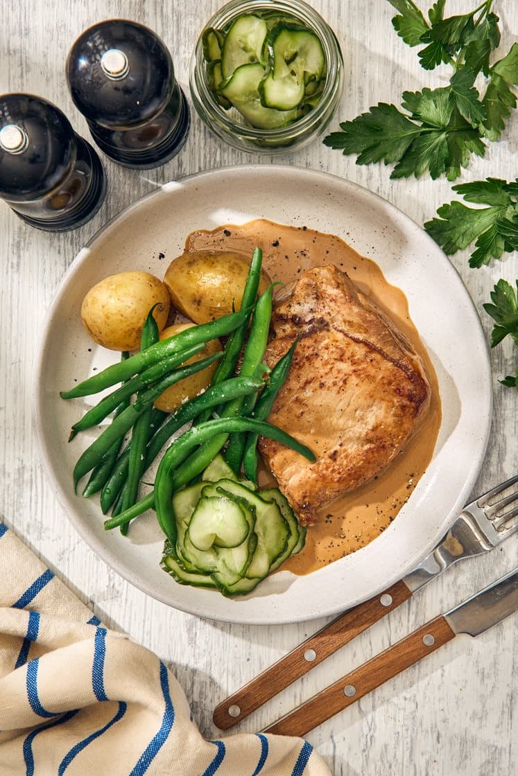 Mager svinekam med fløtesaus, kokte poteter og agurksalat