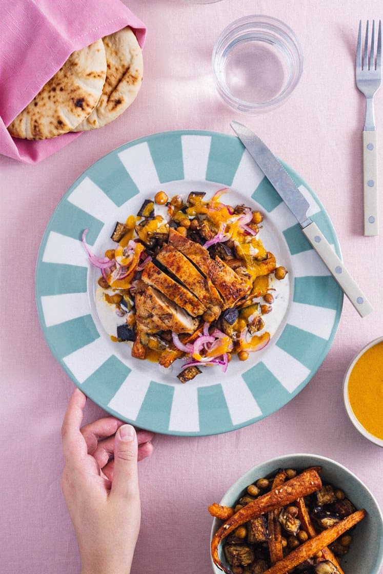 Kylling med aubergine, krydrede kikerter og amba saus