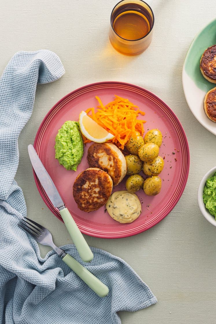 Pannestekte fiskekaker med ertepuré og revet gulrot
