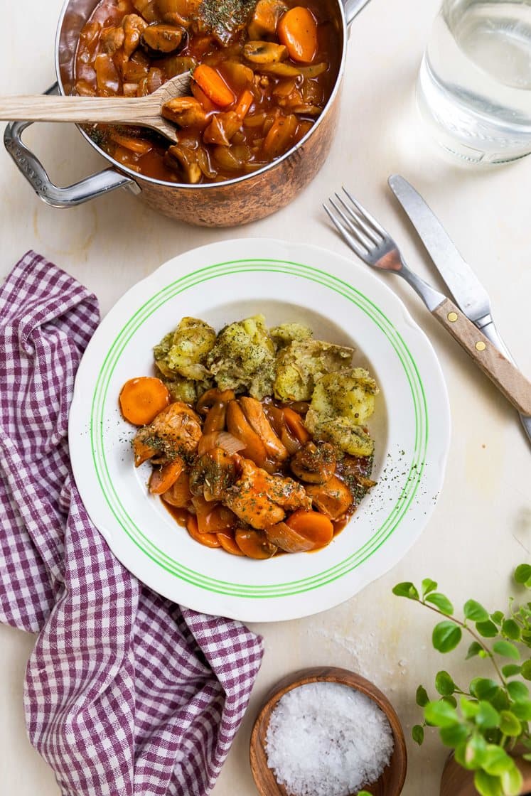 Coq au vin med utbenet kyllinglår og knuste urtepoteter