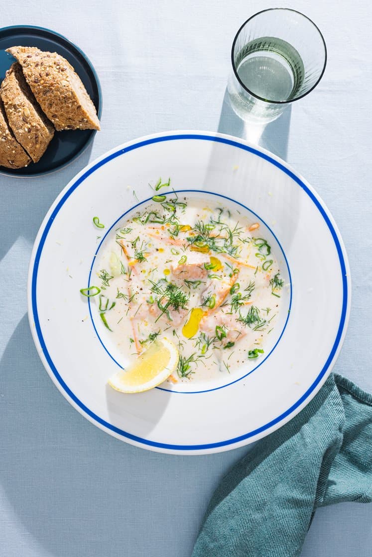 Hjemmelaget fiskesuppe med laks, dill og grove bagetter