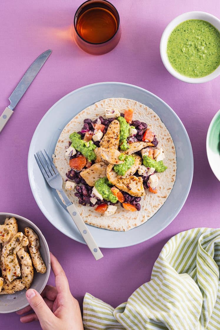 Italienske kyllingtacos med capresesalsa, koriander og mandelpesto