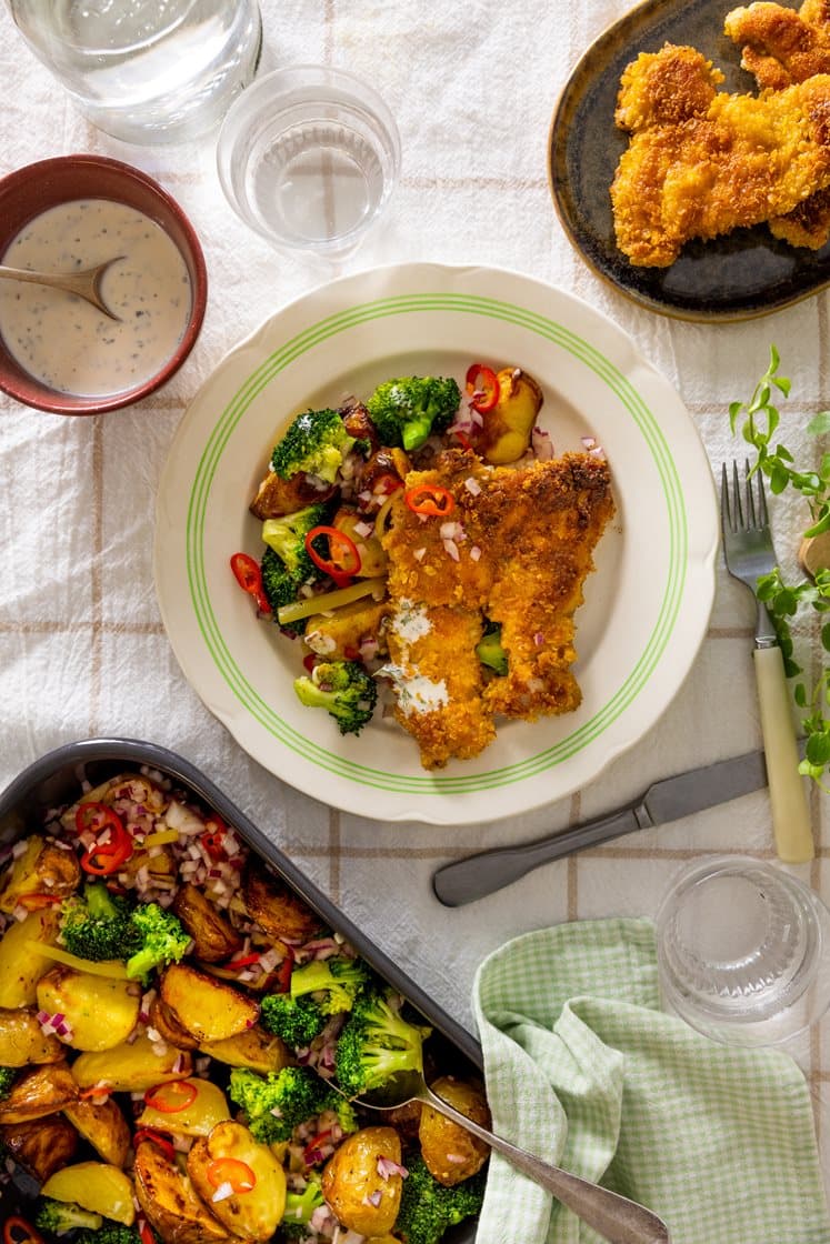 Sprøstekte kyllinglår med varm potetsalat, brokkoli og urtedressing